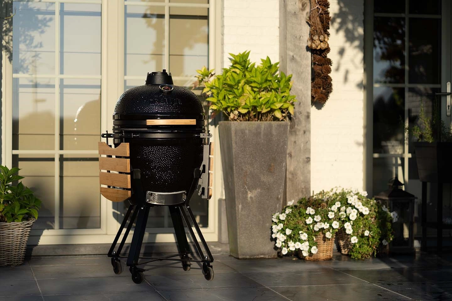 Plancha BBQ Knokke-Heist
Kamado bbq op een terras bij avondlicht. Omringd door bloemen en planten. Perfect voor barbecueën in België.