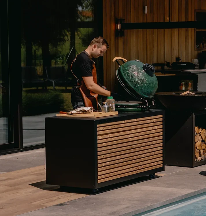 Plancha BBQ Knokke-Heist
Buitenkeuken met een Kamado BBQ en een Plancha BBQ aan de rand van een openlucht zwembad in België. Perfect voor barbecueën in België.